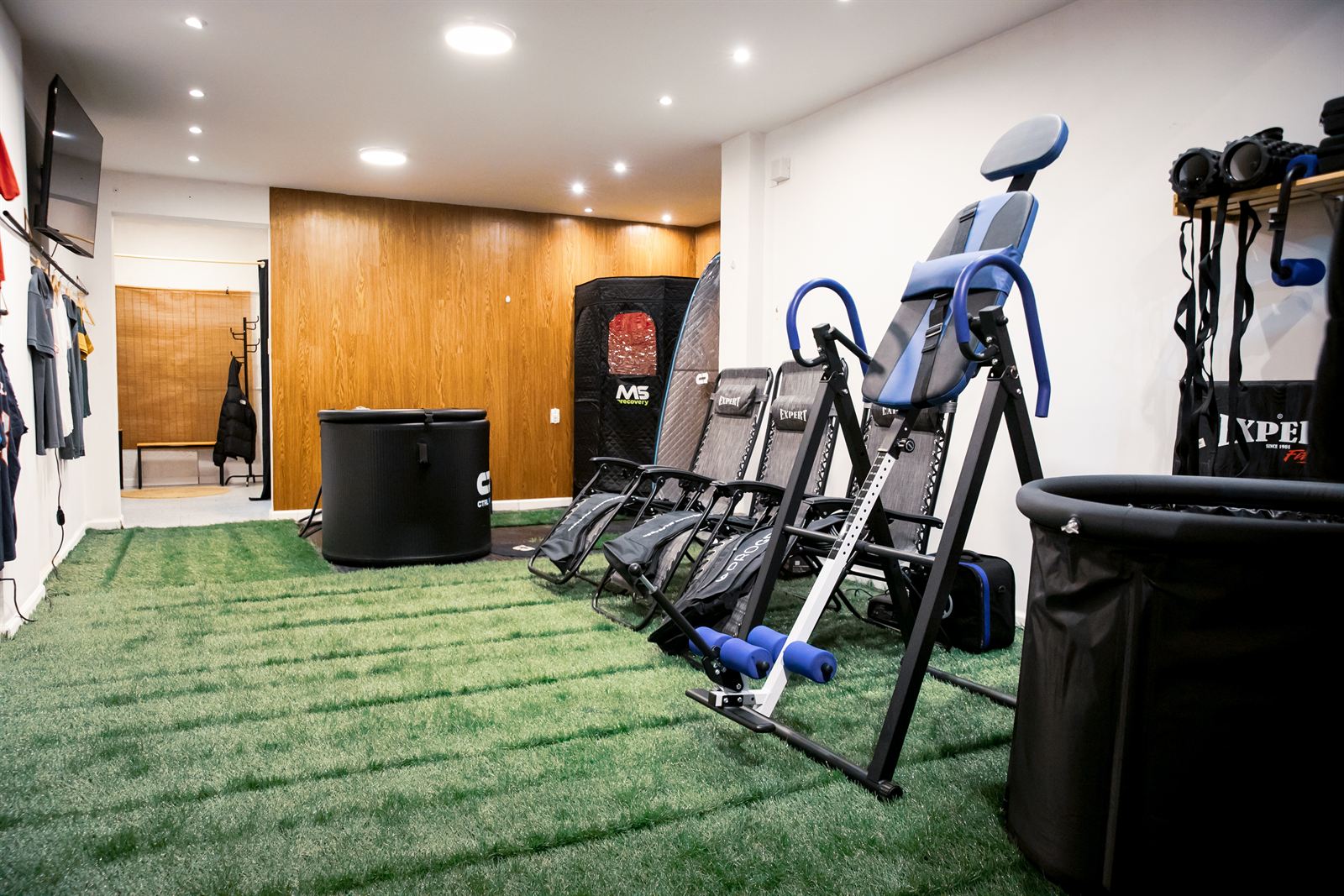 Botas de compresión y mesa de inversión en R-House Sports Recovery